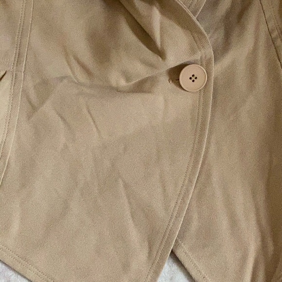 Beige jacket with one button - Picture 2 of 3